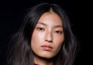 Un facialista sobre el cepillo linfático viral: “Usar el cepillo facial de forma agresiva para crear un efecto lifting es un error”